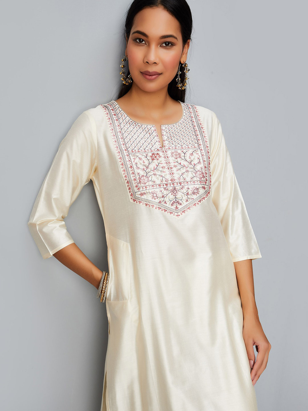 

max Geometric Yoke Design Thread Work Straight Kurta, Off white