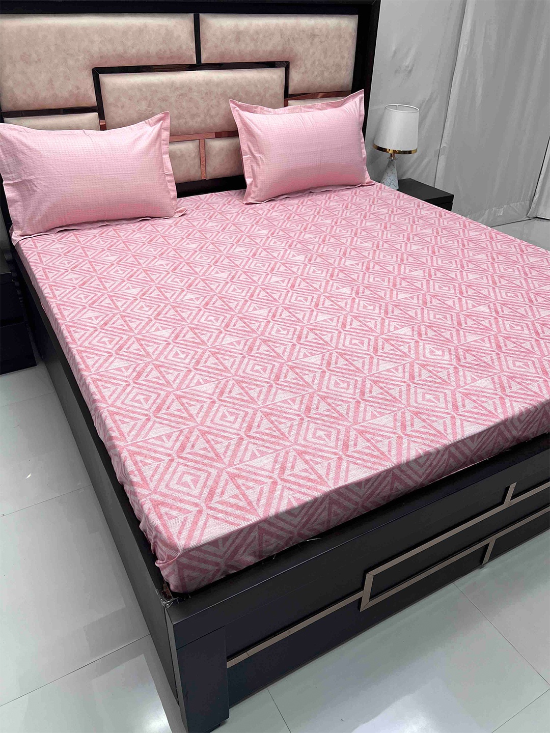 

Pure Decor Peach-Coloured Geometric Pure Cotton 400 TC Super King Bedsheet & Pillow Covers