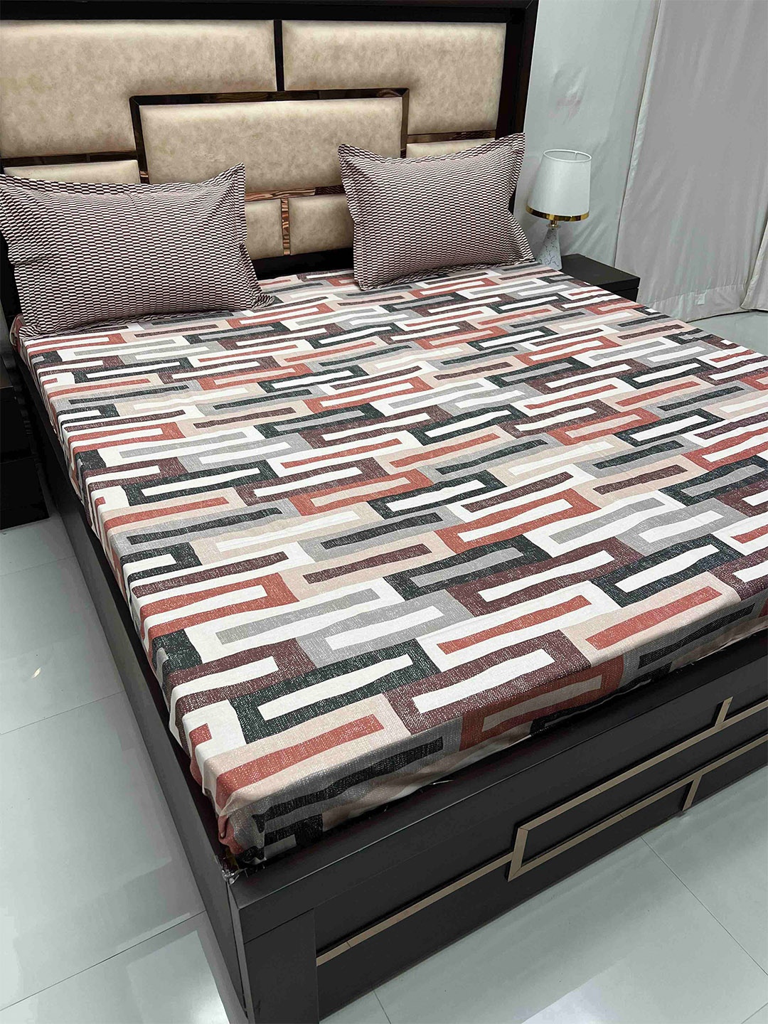 

Pure Decor Brown & White Geometric Pure Cotton 400 TC King Bedsheet With 2 Pillow Covers