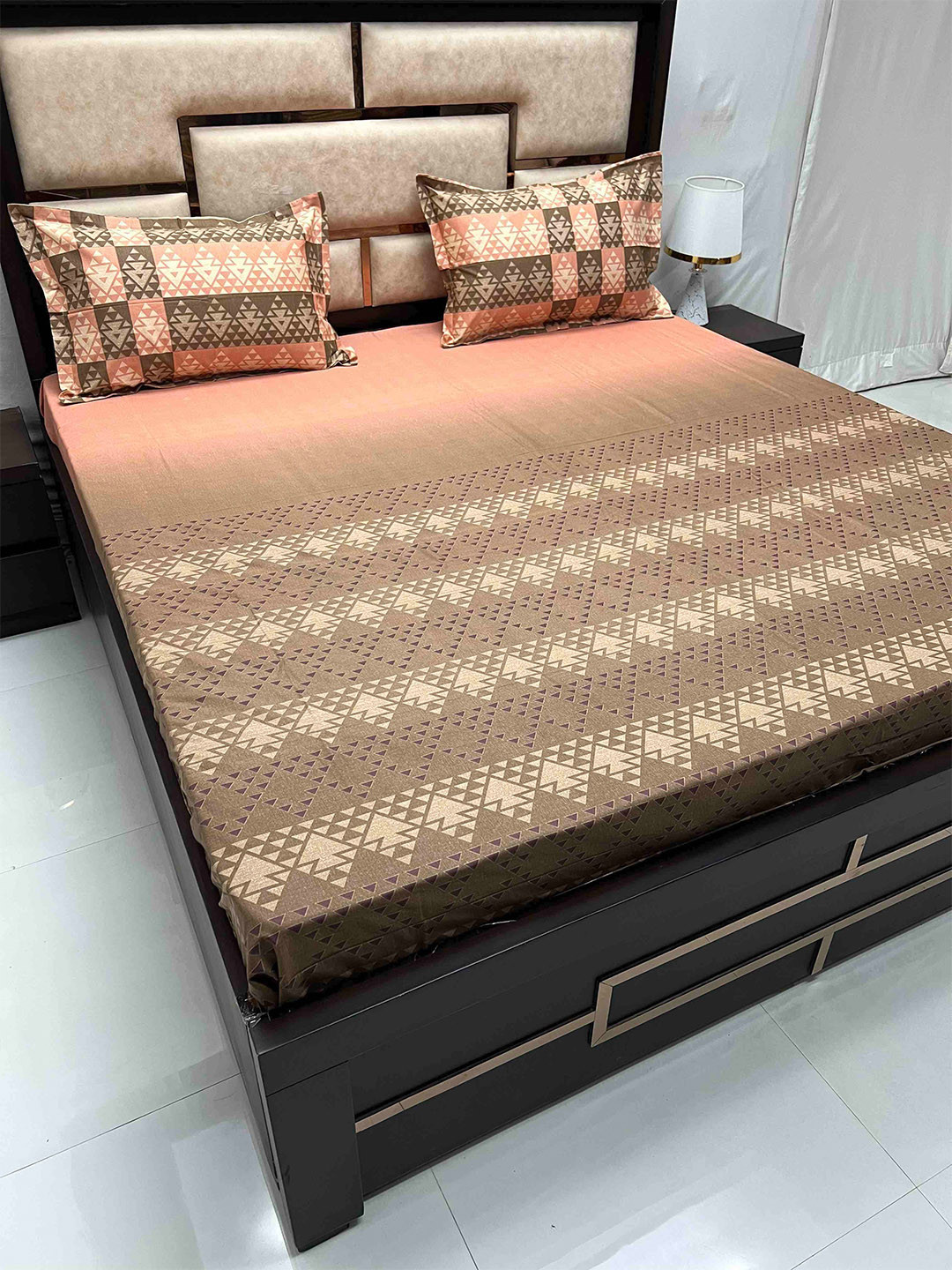 

Pure Decor Brown Geometric Pure Cotton 400 TC King Bedsheet & 2 Pillow Covers