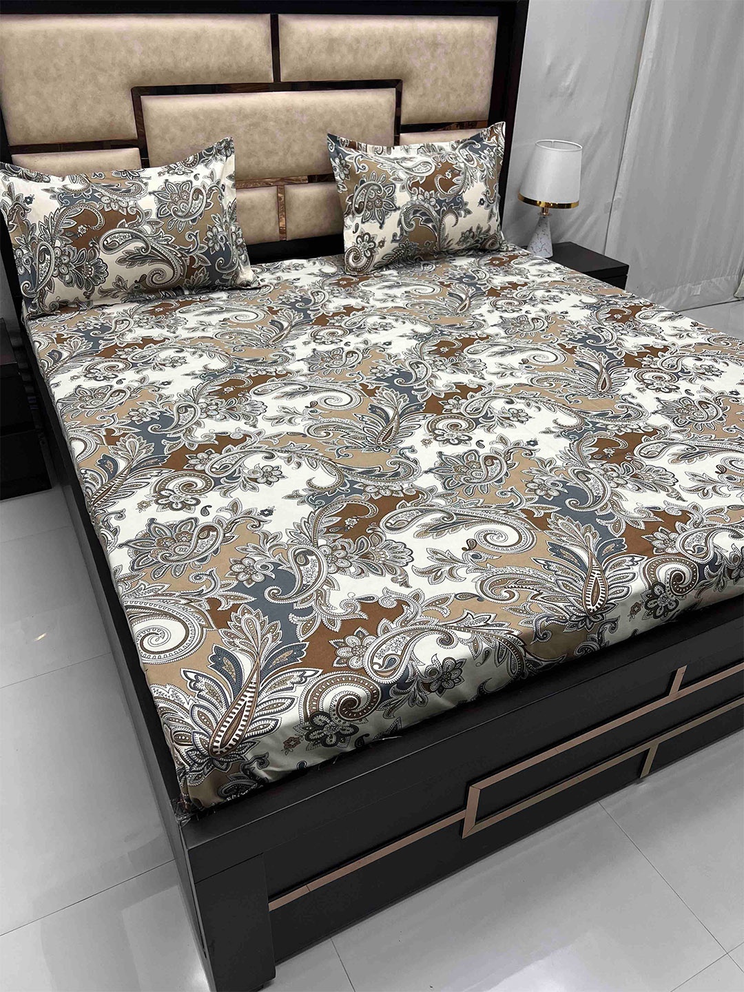 

Pure Decor White & Green Ethnic Motifs 300 TC Queen Bedsheet With 2 Pillow Covers