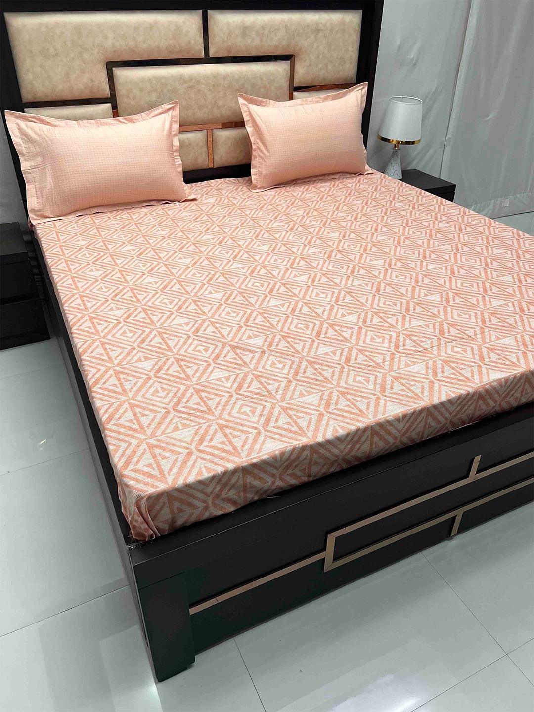 

Pure Decor Orange & White Geometric Pure Cotton 400 TC King Bedsheet With 2 Pillow Covers