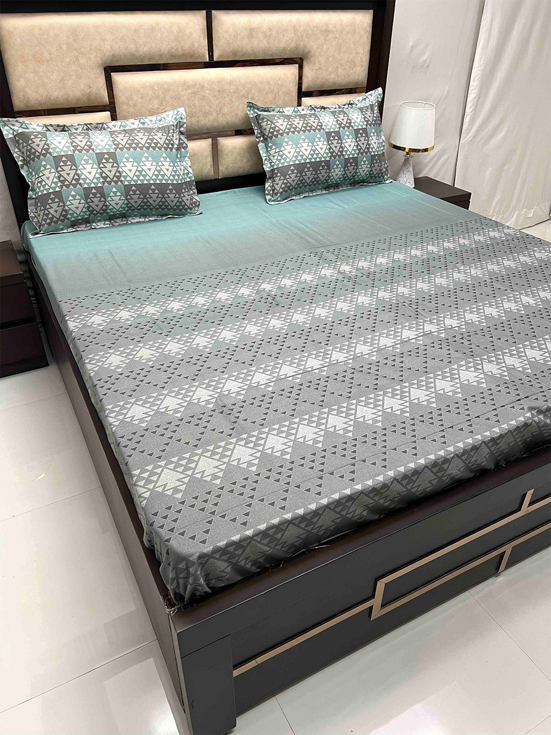 

Pure Decor Green & White Geometric Pure Cotton 400 TC King Bedsheet With 2 Pillow Covers