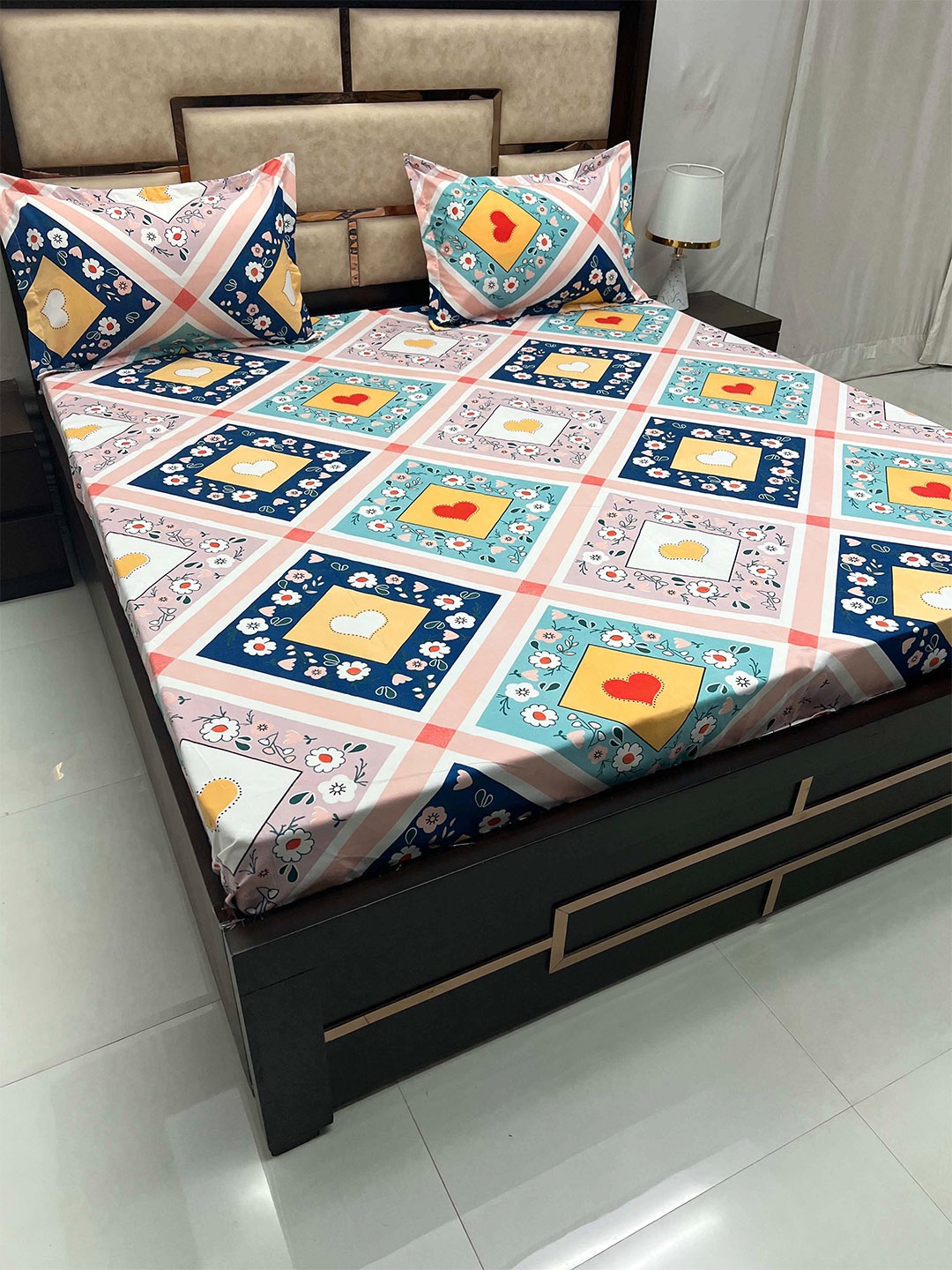 

Pure Decor Amulya Green & Pink Geometric 300 TC Queen Bedsheet With 2 Pillow Covers