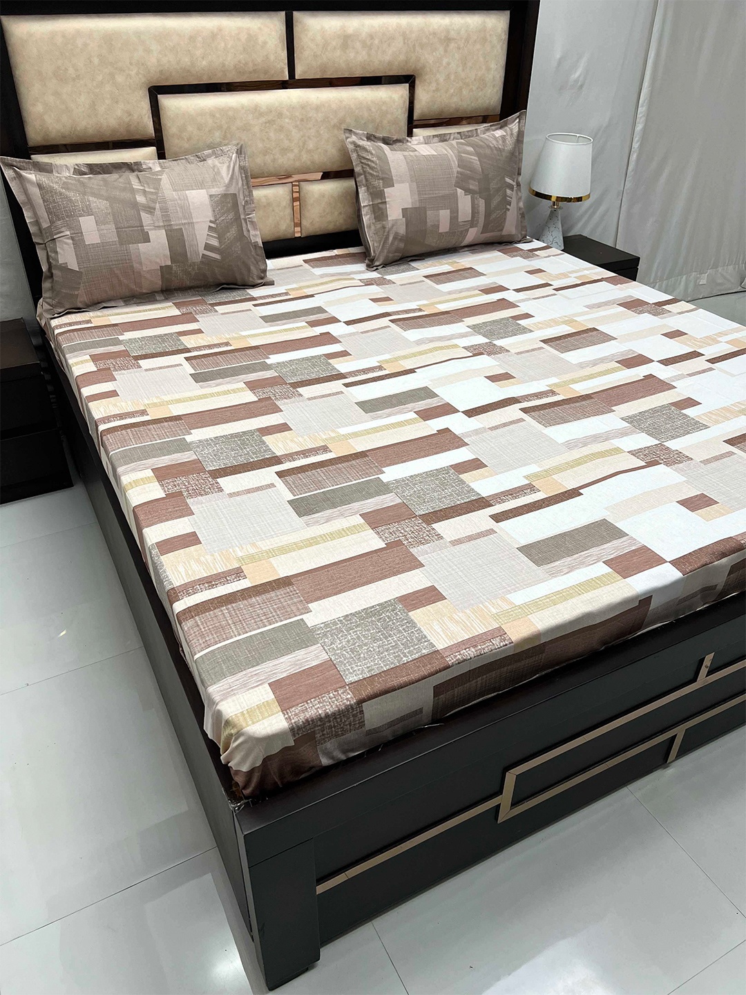 

Pure Decor Brown & White Geometric Pure Cotton 400 TC King Bedsheet With 2 Pillow Covers