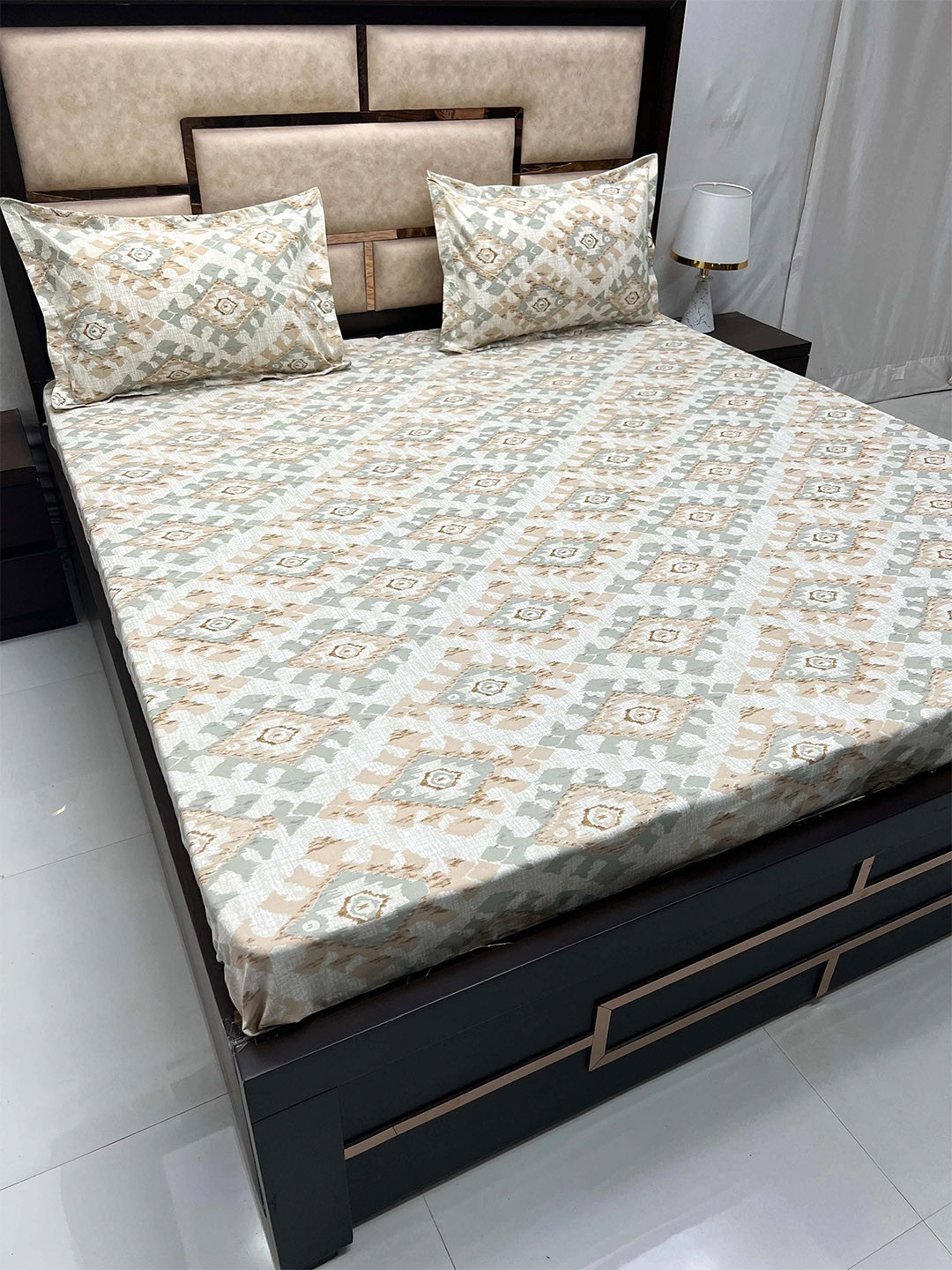

Pure Decor Amulya White & Brown Geometric 300 TC Queen Bedsheet & 2 Pillow Covers