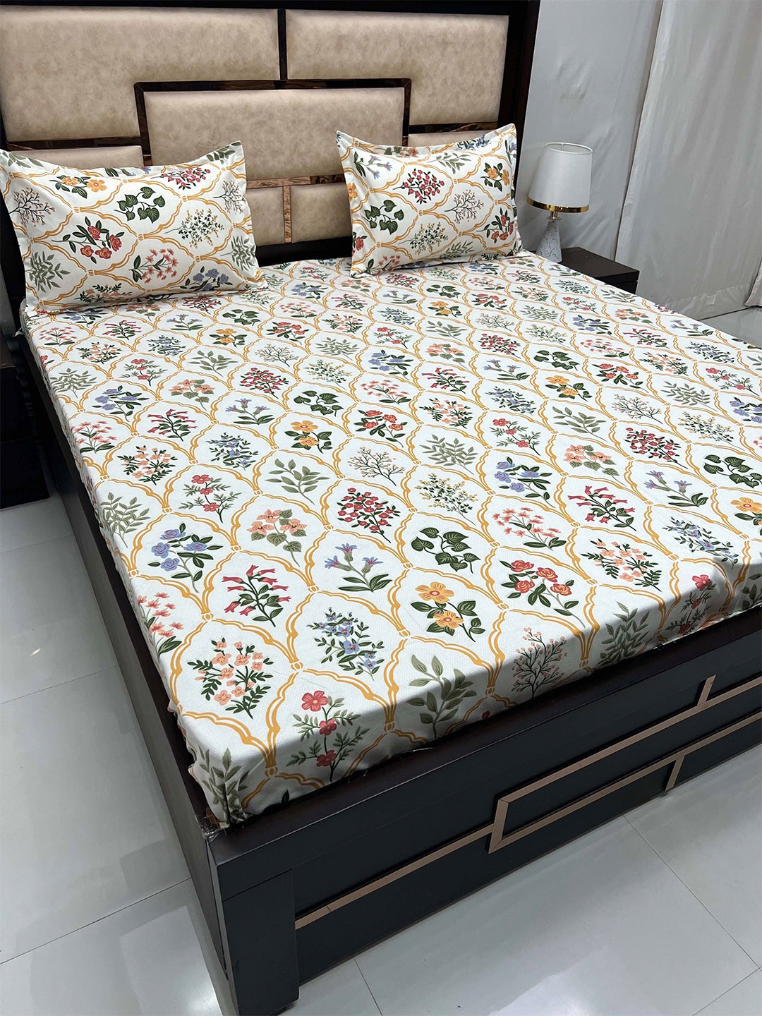 

Pure Decor Amulya White & Red Floral 300 TC Queen Bedsheet With 2 Pillow Covers