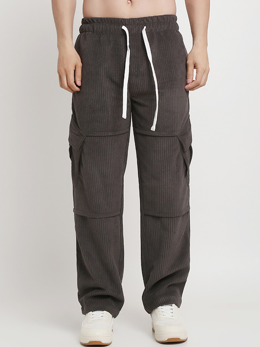 

EVERDION Men Black Relaxed Straight Leg High-Rise Easy Wash Cargos Trousers