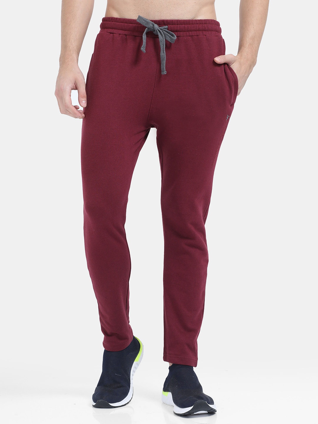

Masculino Latino Men Mid-Raise Regular Fit Cotton Track Pants, Maroon
