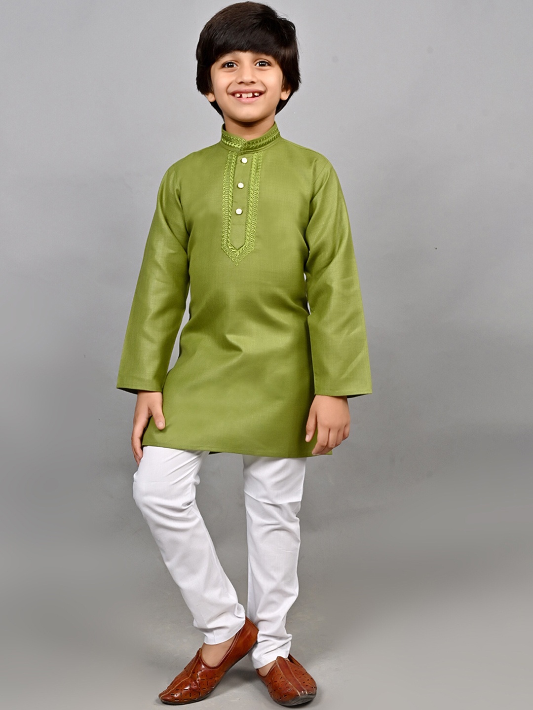 

ahhaaaa Boys Mandarin Collar Regular Thread Work Kurta With Pyjamas, Green
