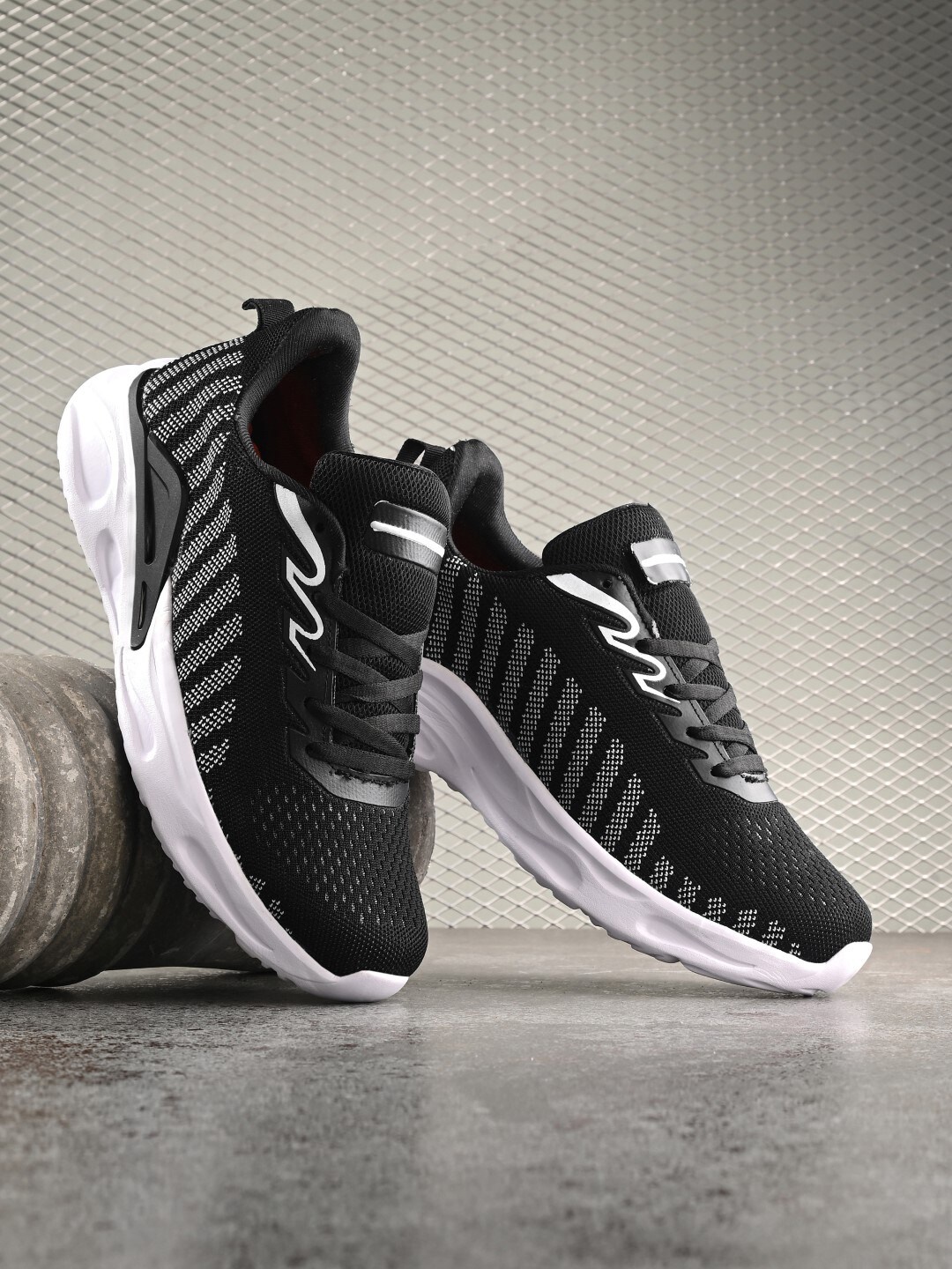 

The Roadster Lifestyle Co. Men Black & White Flyknit Textile Running Shoes