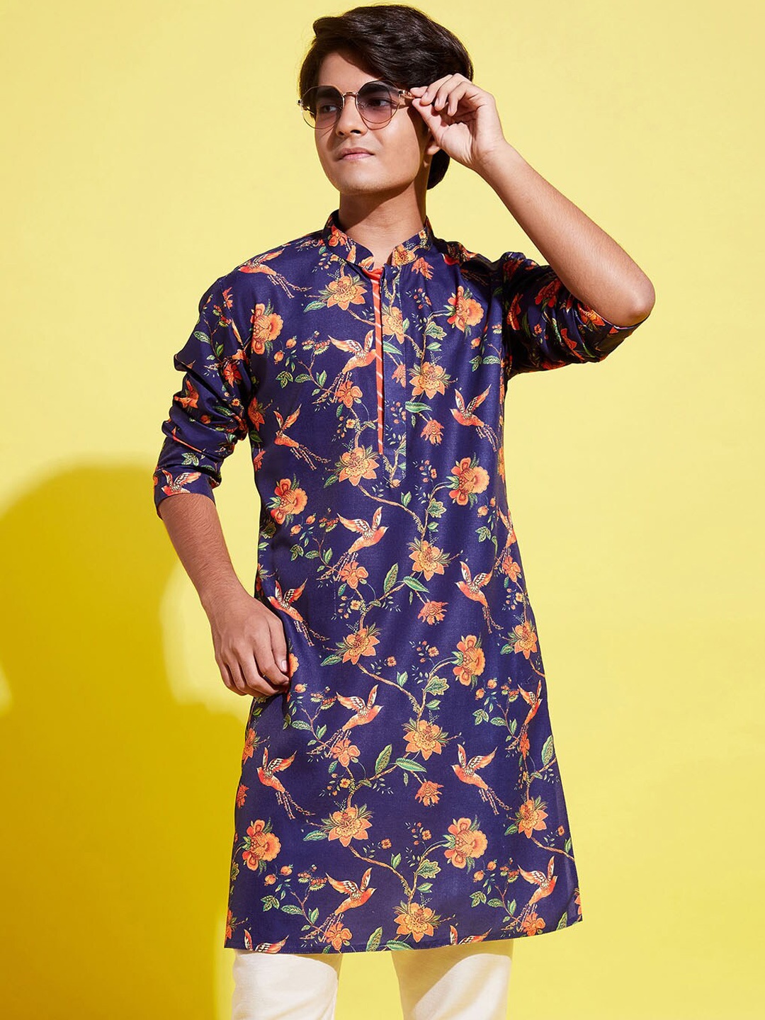 

VASTRAMAY YUVA Boys Floral Printed Mandarin Collar Straight Kurta, Navy blue
