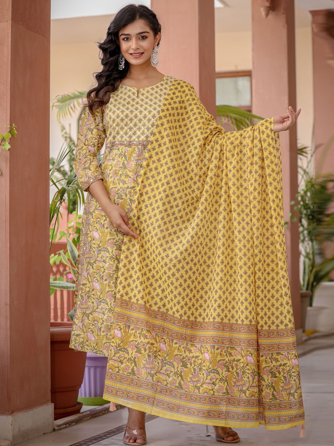 

KAAJH Floral Printed Gotta Patti Pure Cotton Kurta & Trousers With Dupatta, Yellow
