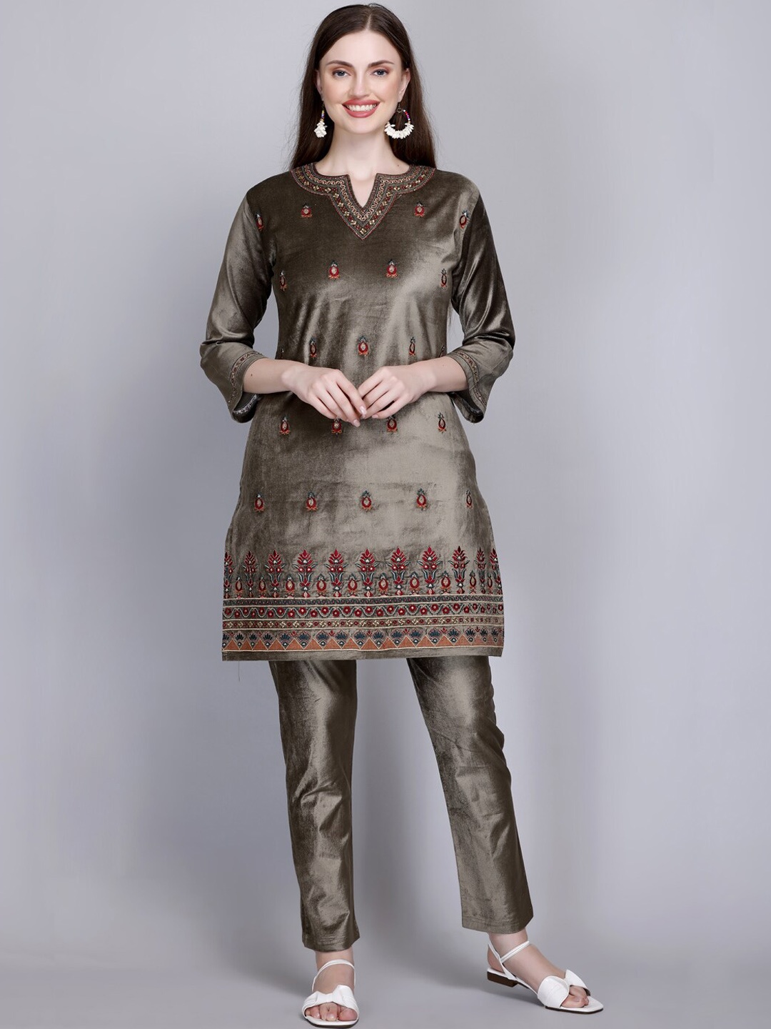 

VELVTINE Ethnic Motifs Embroidered Thread Work Pure Wool Kurti With Trousers, Green