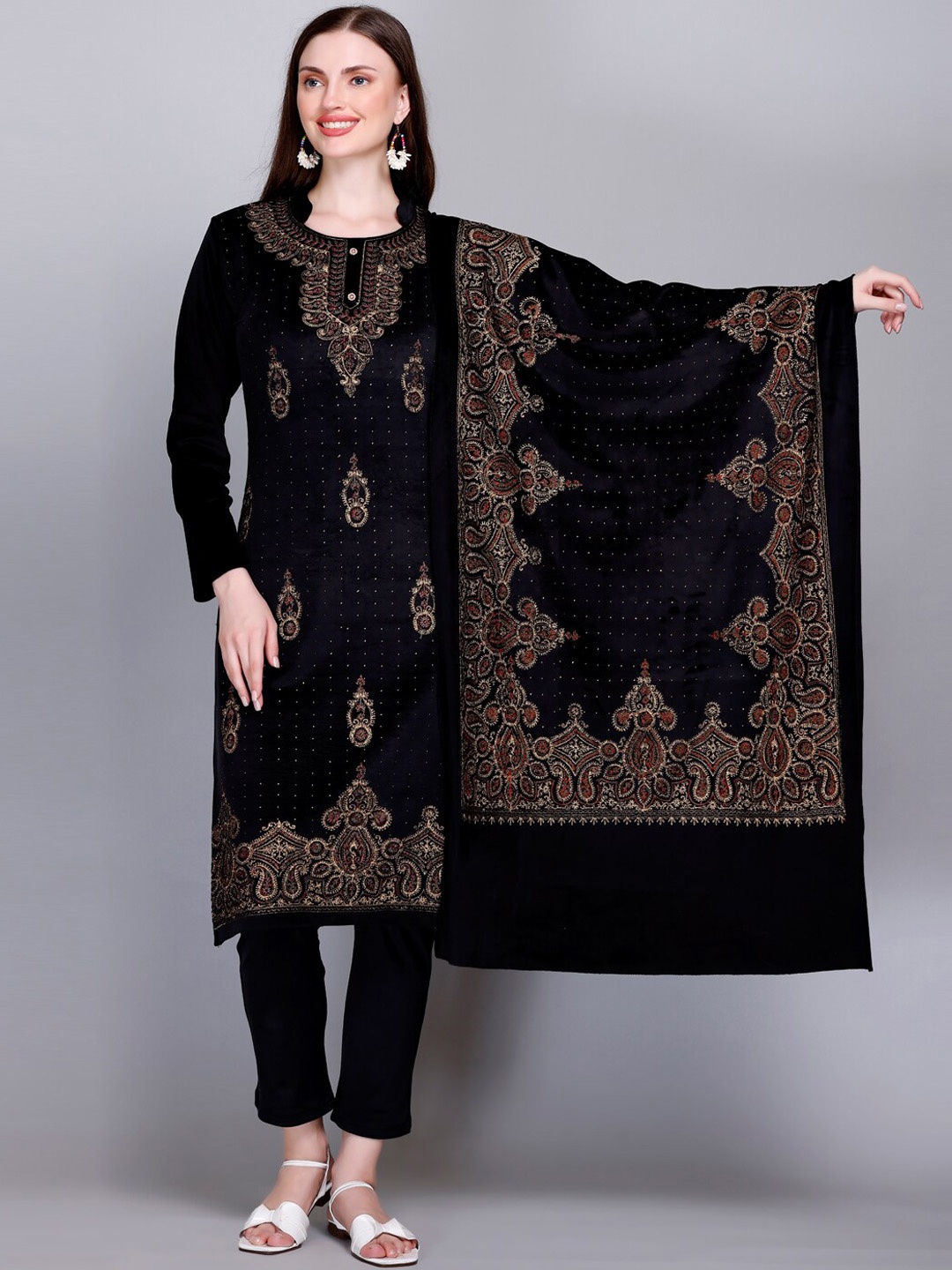 

VELVTINE Ethnic Motifs Embroidered Pure Wool Kurta with Trousers & With, Black