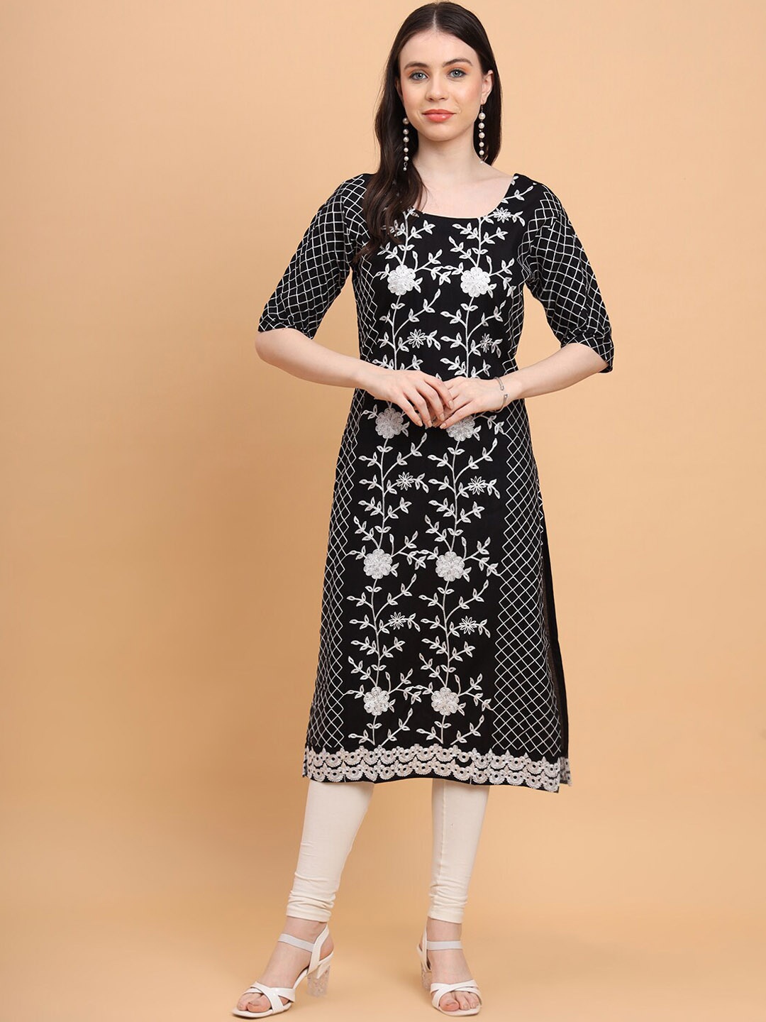 

VAIRAGEE Women Black Floral Printed Thread Work Kurta