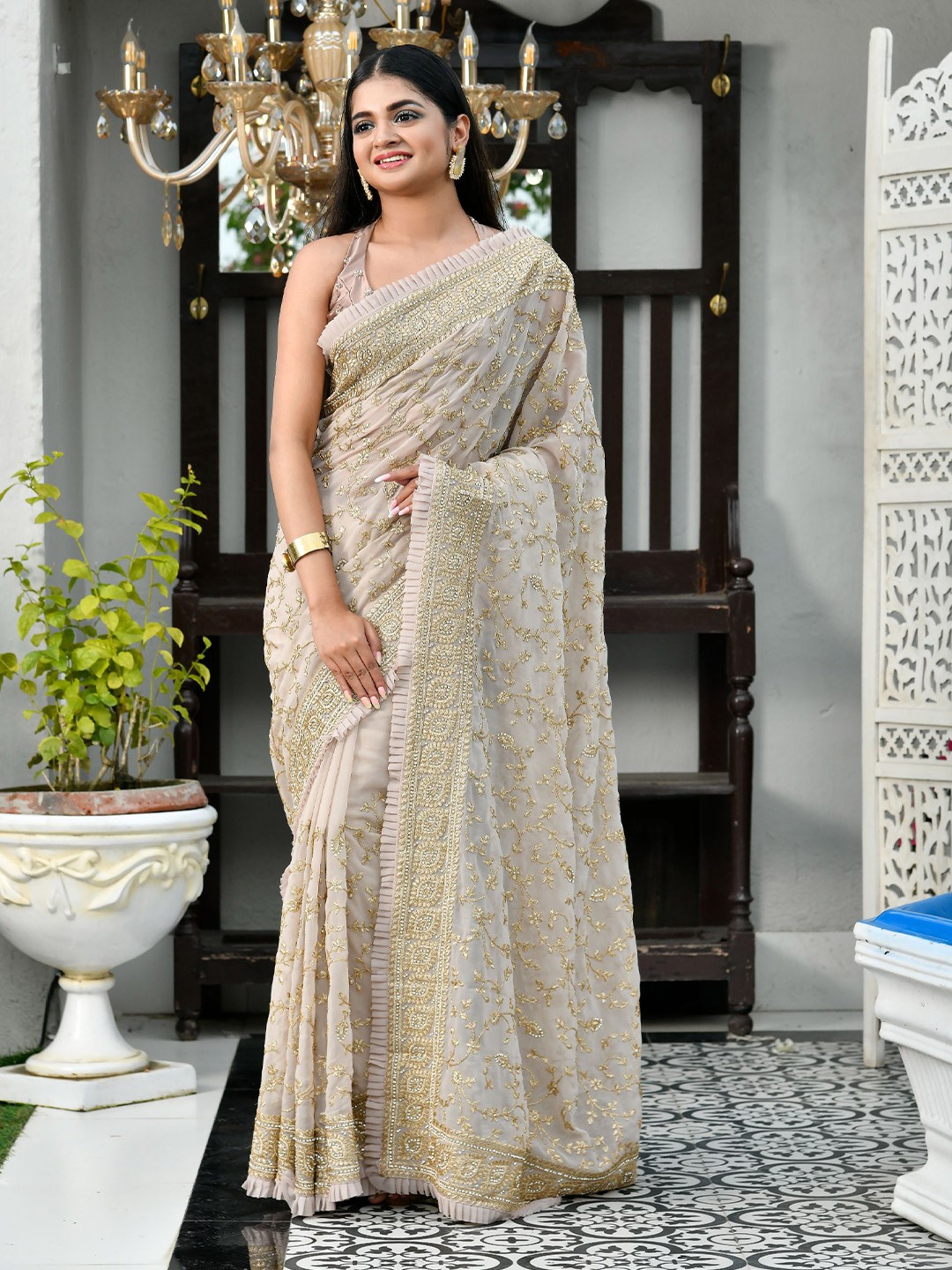 

Disli Floral Embroidered Pure Chiffon Saree, Nude