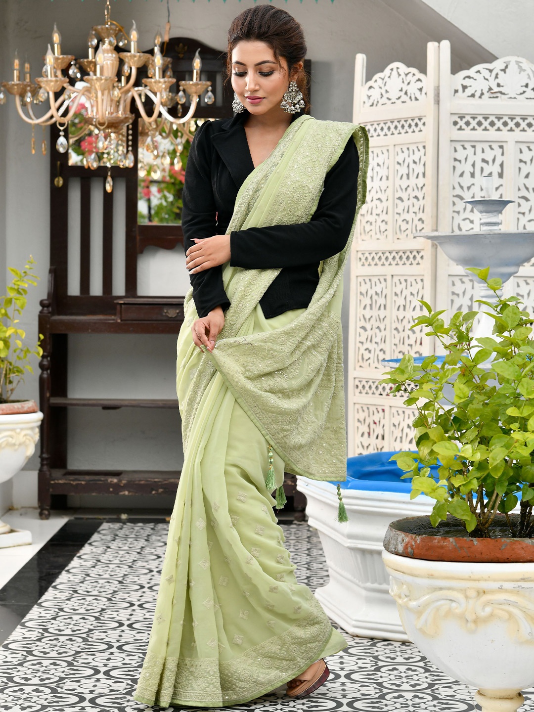 

Disli Floral Embroidered Sequinned Pure Georgette Saree, Green