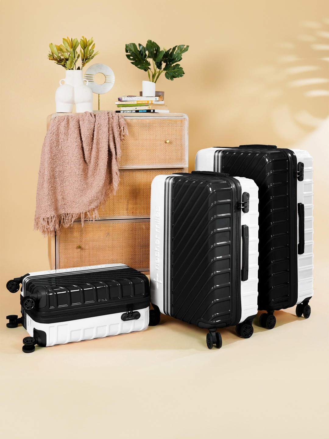 

Nasher Miles Vegas Hard Polycarbonate Set of 3 S/M/L Black White Trolley Bags 55-65-75cm