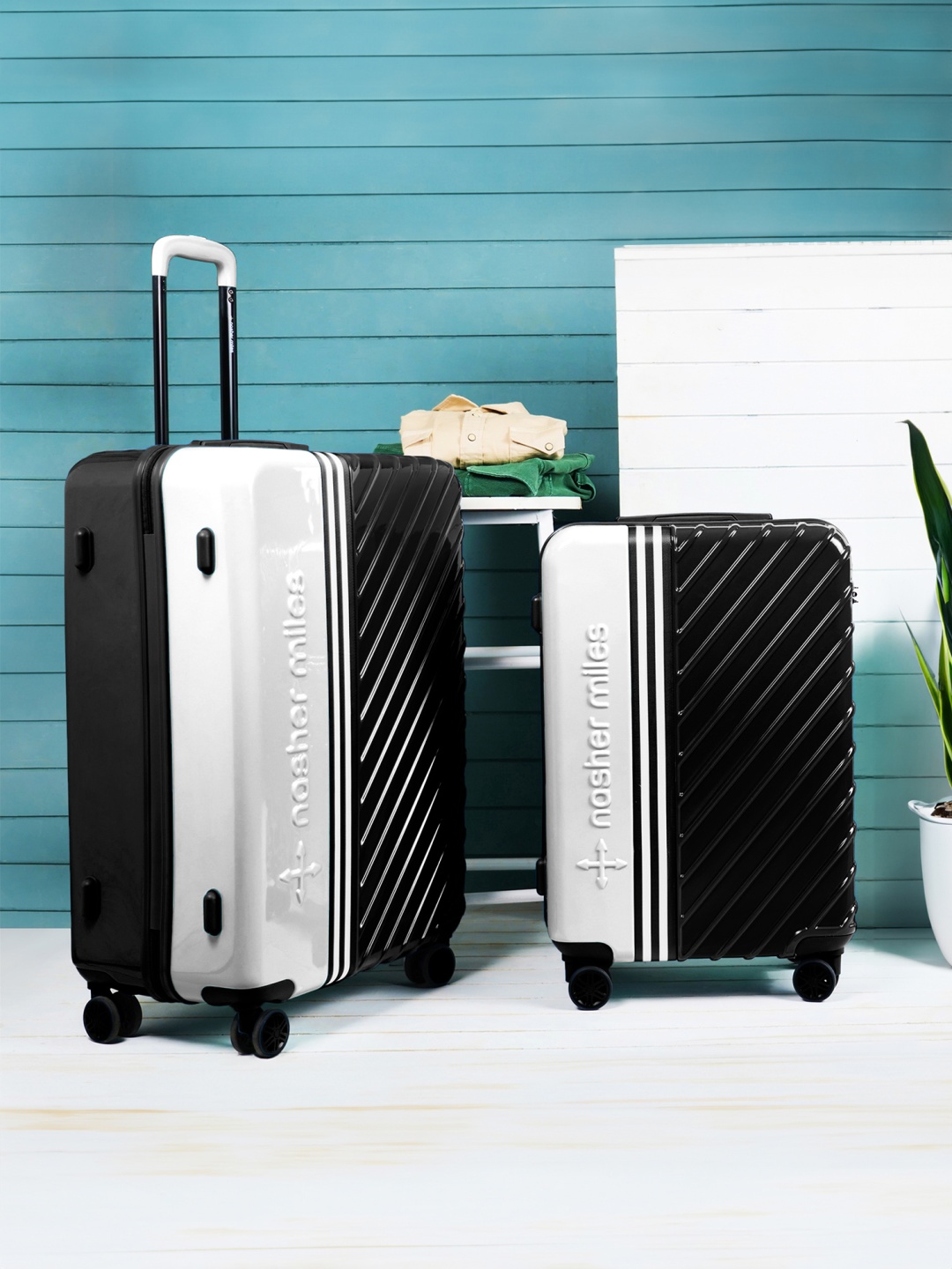 

Nasher Miles Vegas Set Of 2 Colourblocked Hard-Sided Trolley Suitcase 65 Cm & 75 Cm, Black