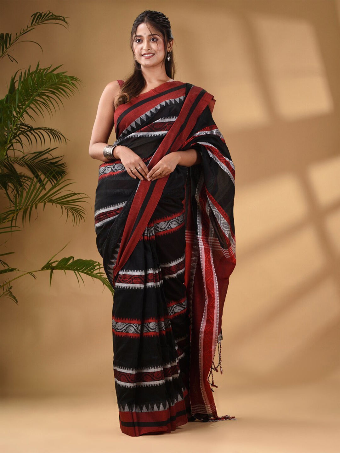 

Arhi Woven Design Pure Cotton Saree, Black