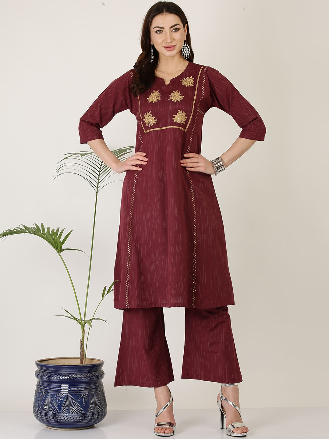 

KAANCHIE NANGGIA Floral Yoke Design A-Line Thread Work Pure Cotton Kurta with Trousers, Maroon