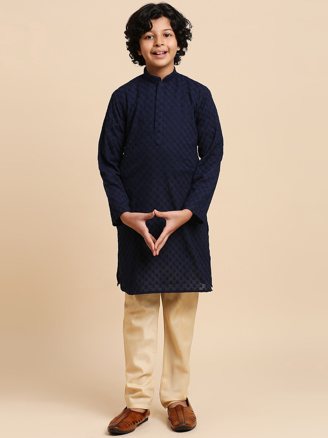 

RAJUBHAI HARGOVINDAS Boys Chikankari Embroidered Mandarin Collar Long Sleeve Cotton Kurta, Navy blue