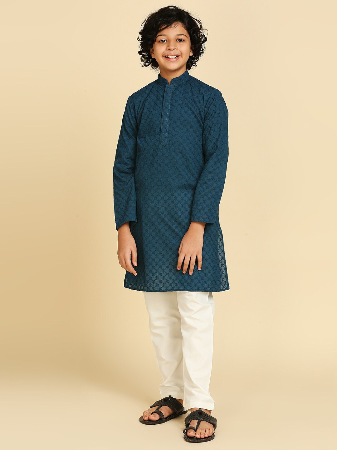 

RAJUBHAI HARGOVINDAS Boys Chikankari Embroidered Mandarin Collar Long Sleeve Cotton Kurta, Teal