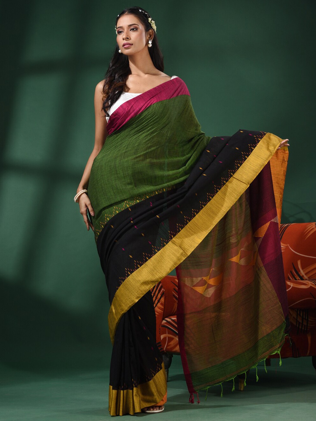 

Charukriti Woven Design Pure Cotton Saree, Black