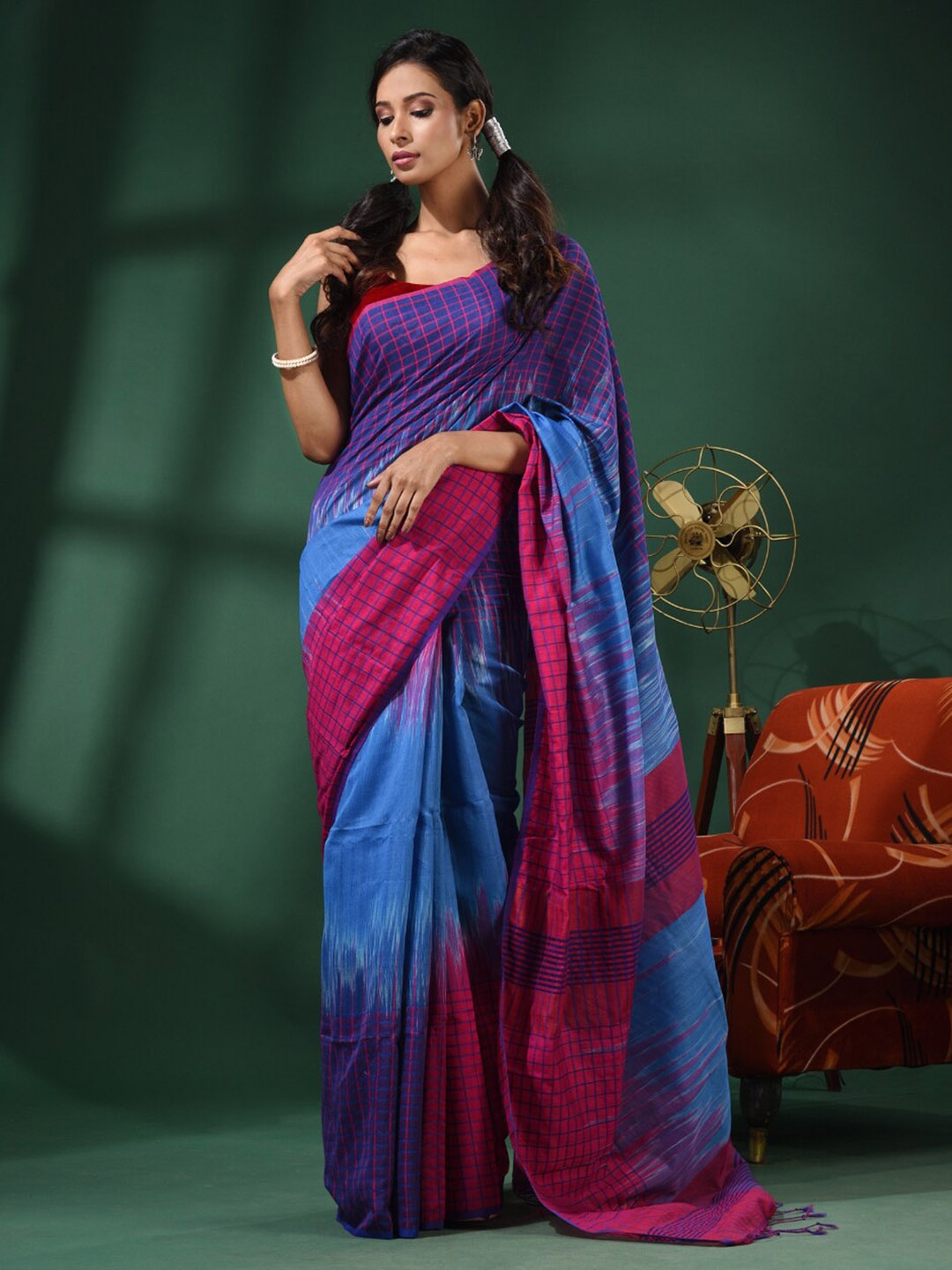 

Charukriti Checked Ikat Saree, Blue