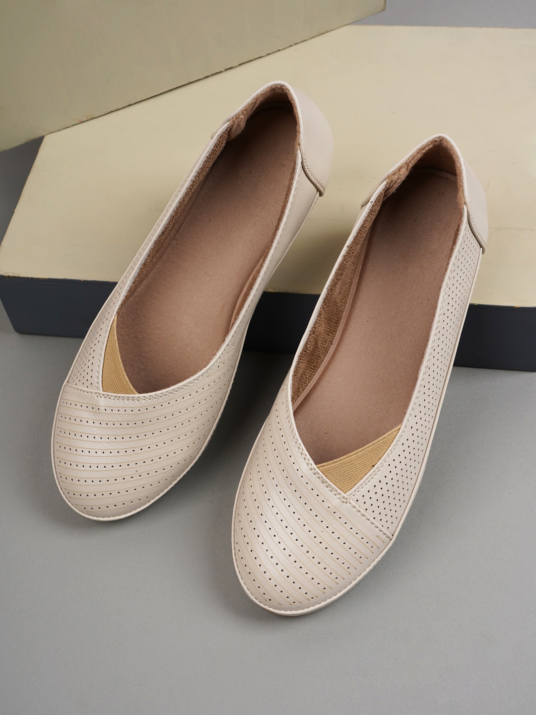 

Mast & Harbour Cream-Coloured Textured Ballerinas