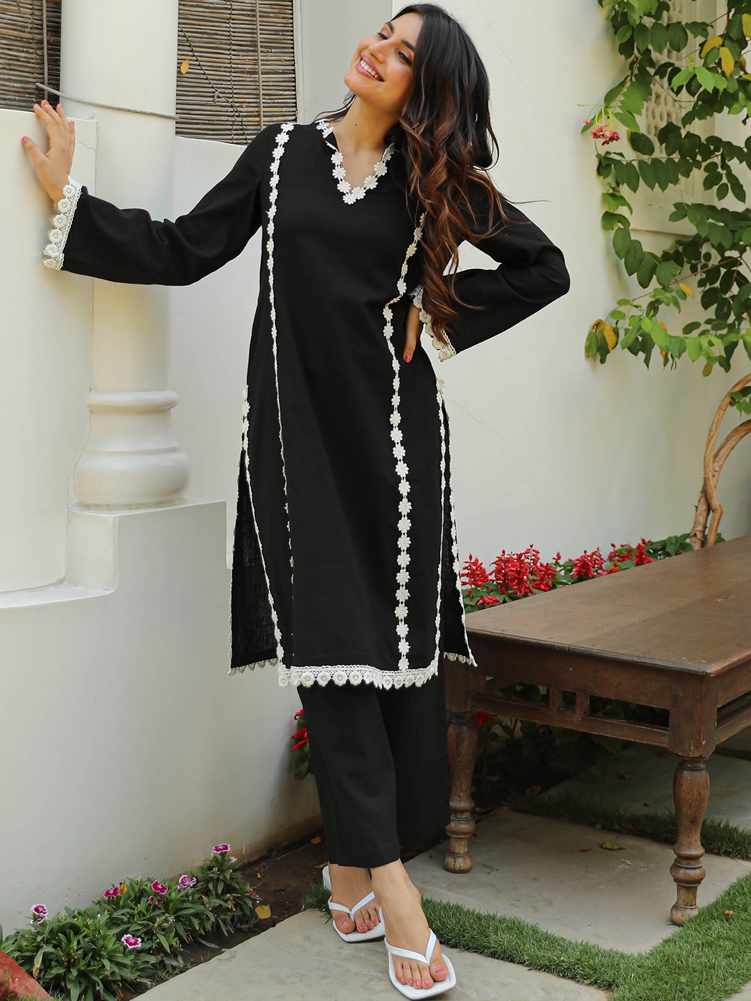 

Bunaai V-Neck Regular Straight Kurta with Trousers, Black