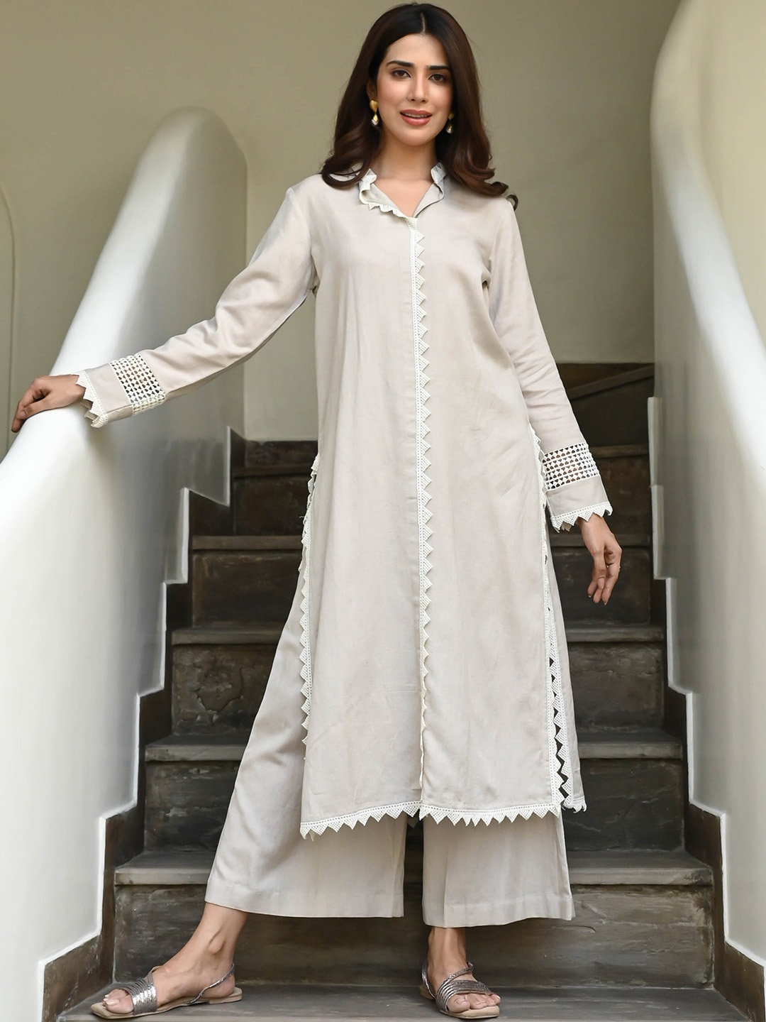 

Bunaai Mandarin Collar Straight Kurta with Palazzos, Cream