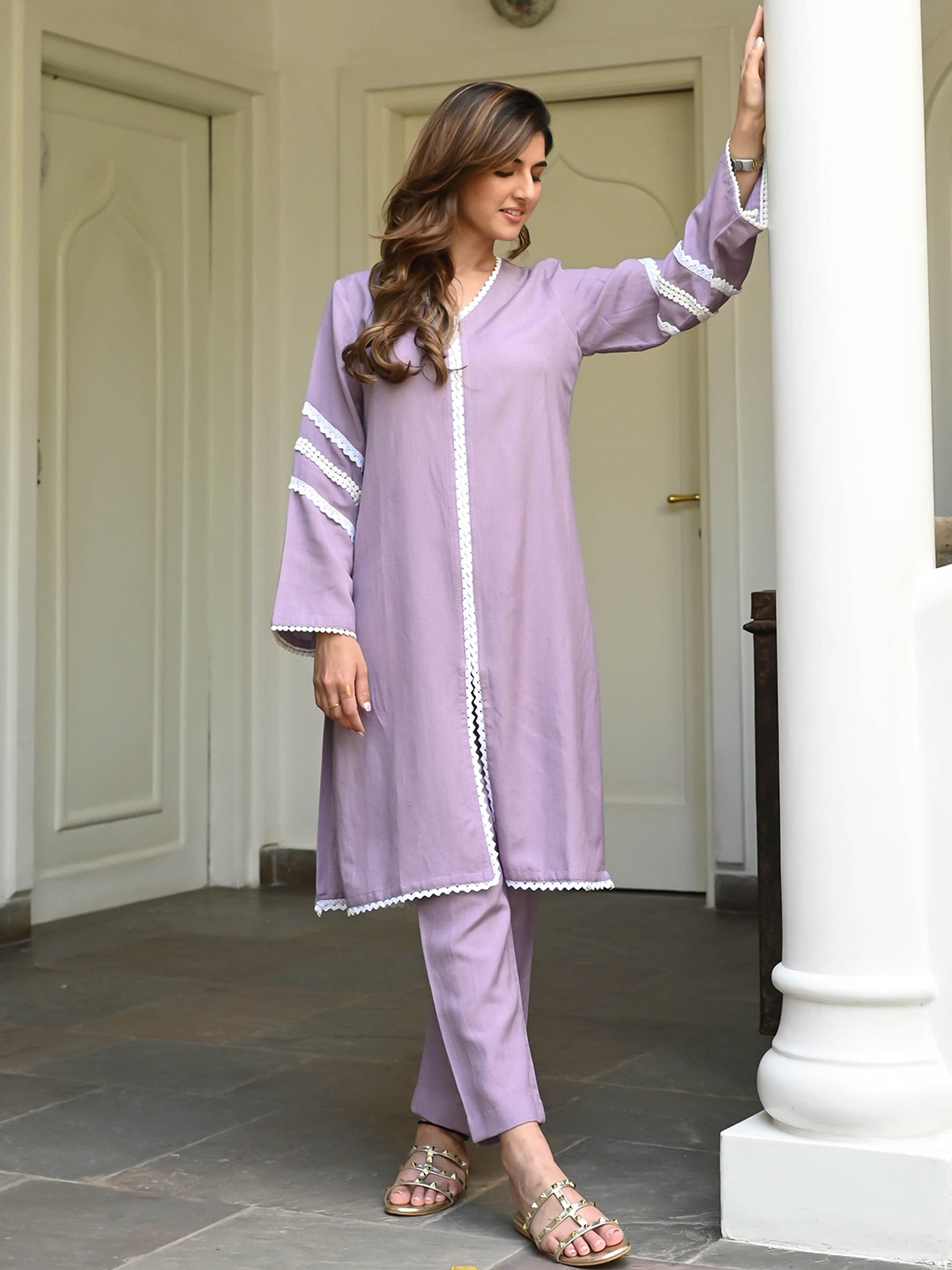 

Bunaai V-Neck Long Sleeves Thread Work Kurta With Trousers, Lavender