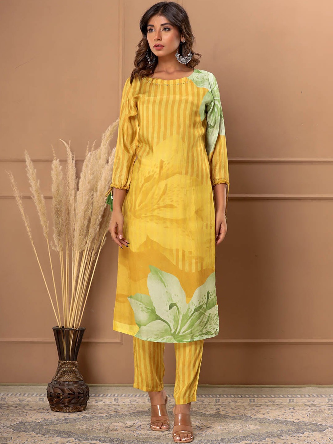 

Meena Bazaar Floral Printed Regular Kurta With Trousers, Mustard
