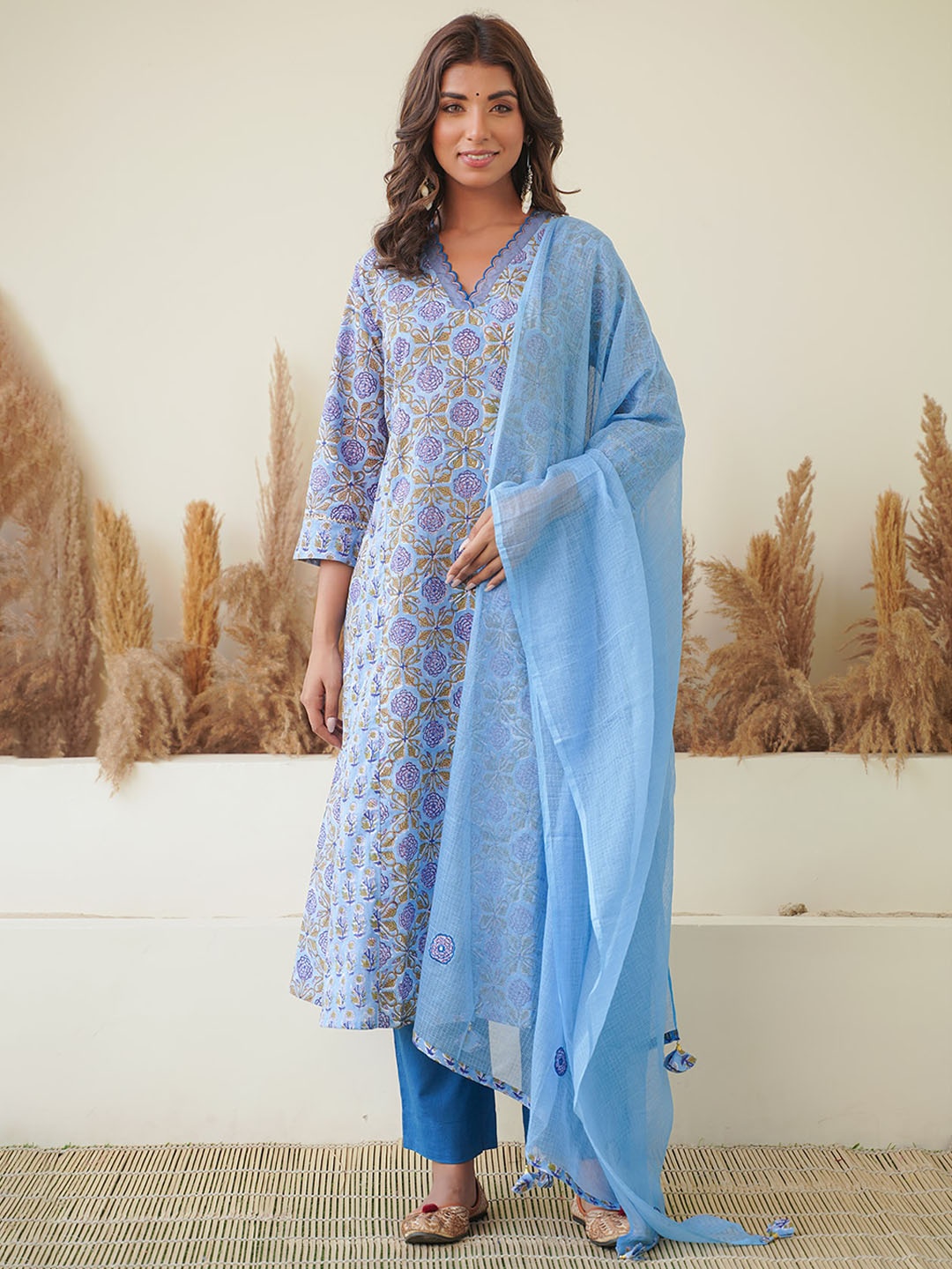 

JAIPURIBANNO Floral Printed V-Neck Pure Cotton A-Line Kurta & Trousers With Dupatta, Blue