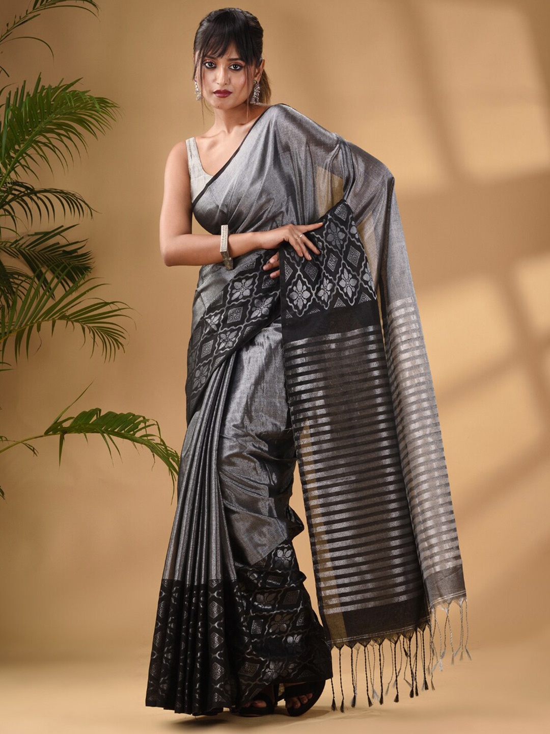 

Arhi Geometric Woven Design Zari Tissue Saree, Black