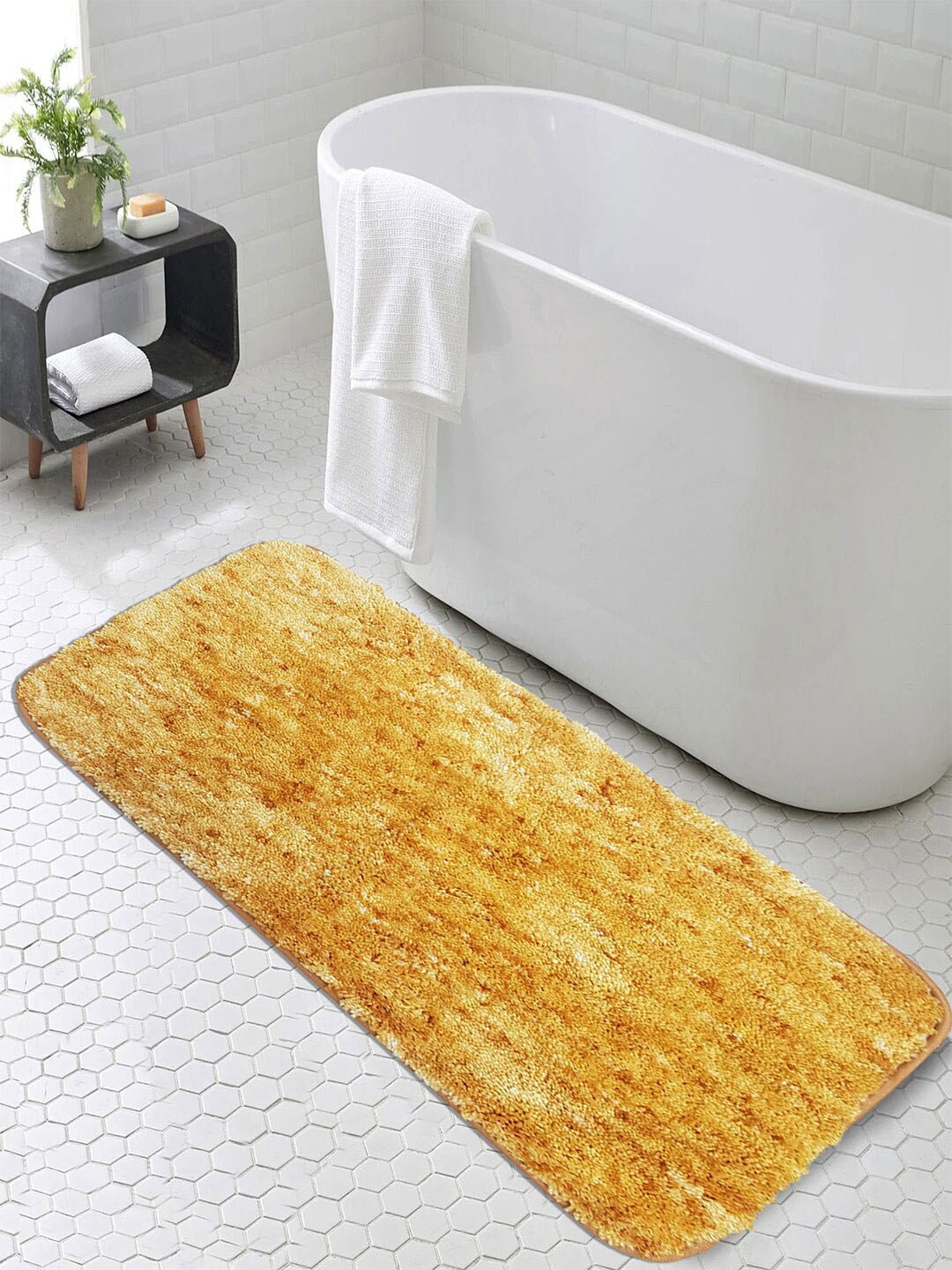 

LUXEHOME INTERNATIONAL Gold Toned Self-Designed Microfibre 2200 GSM Anti-Skid Bath Rug