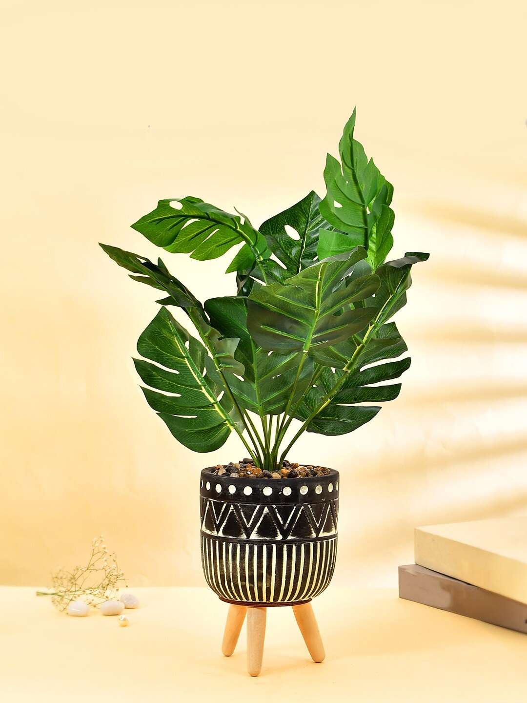 

TAYHAA Green & Black Faux Leafy Plant With Pot