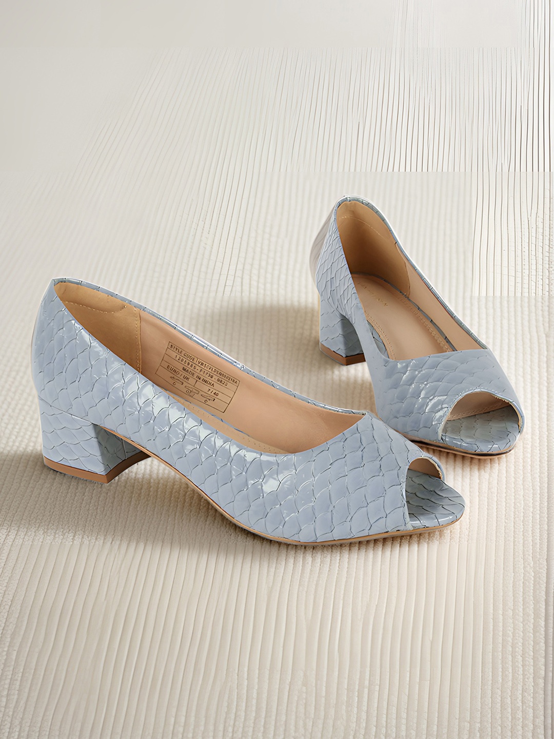 

Van Heusen Woman Fish Skin Textured Block Heel Peep Toes, Blue