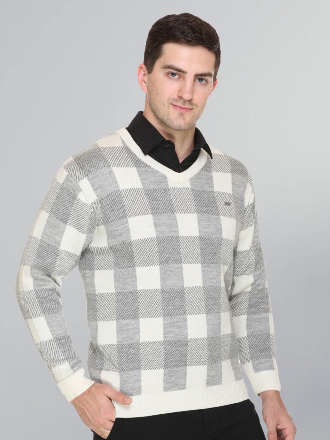 

GODFREY Checked V-Neck Woollen Pullover, White