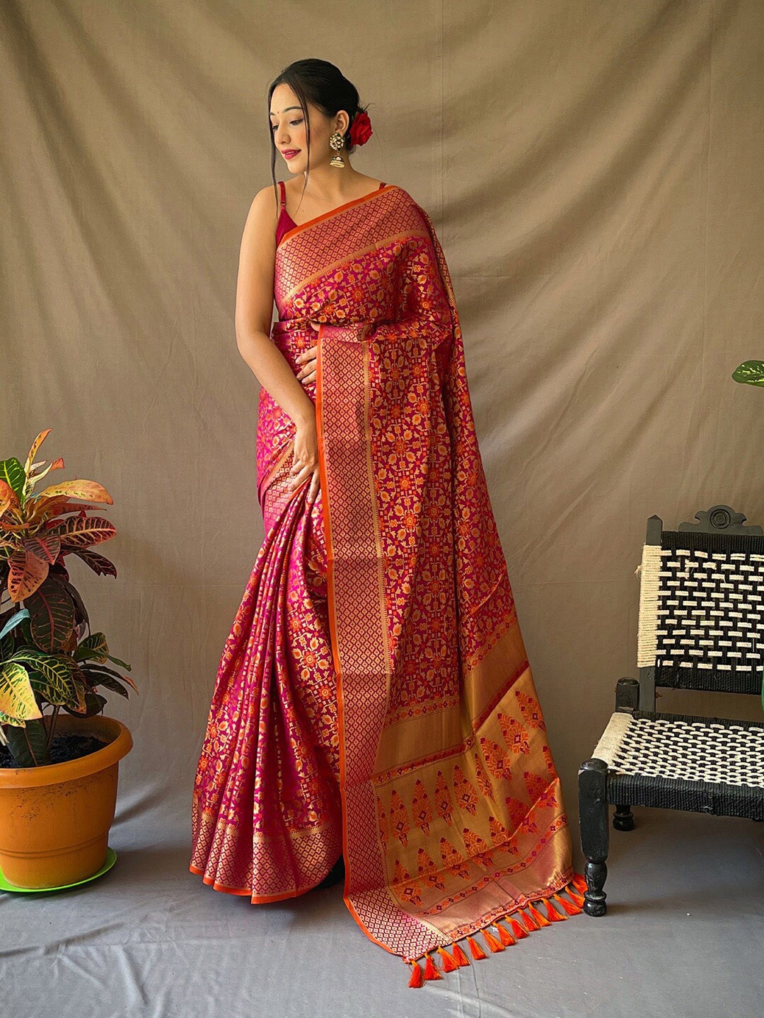 

DEVATITHI Woven Design Zari Patola Saree, Pink