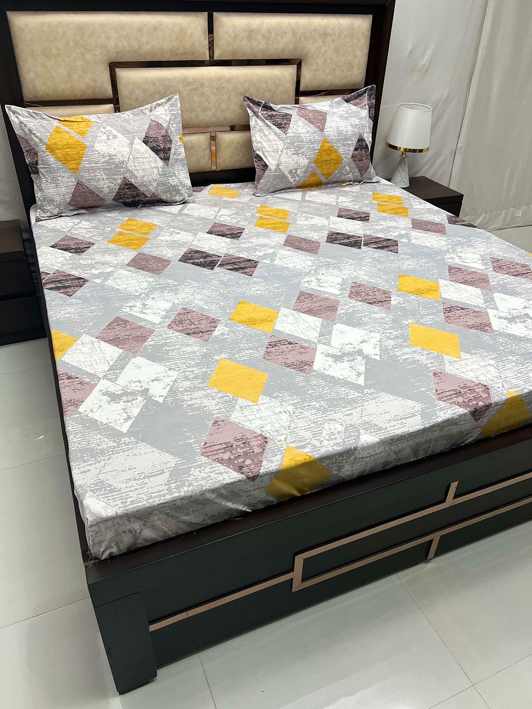 

Pure Decor Amulya Grey & Purple Geometric 260 TC Queen Bedsheet & 2 Pillow Covers