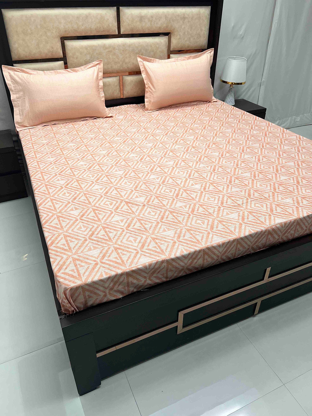 

Pure Decor Lifestyle Orange Geometric 380 TC Cotton King Bedsheet & 2 Pillow Covers