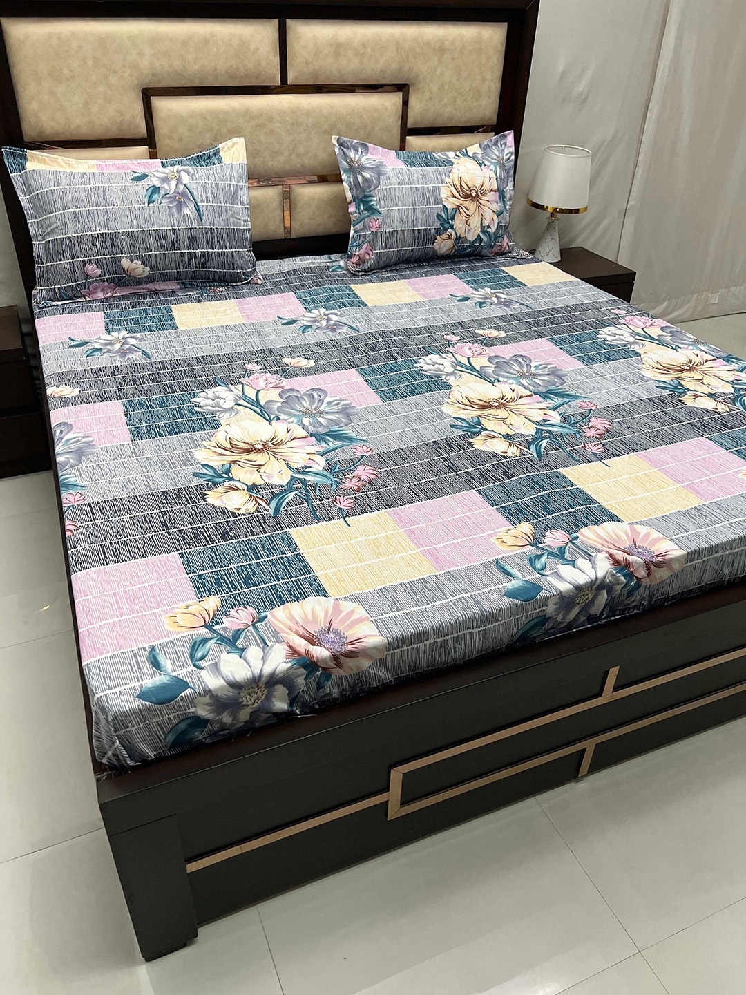 

Pure Decor Amulya Green & Pink Floral 260 TC Queen Bedsheet With 2 Pillow Covers