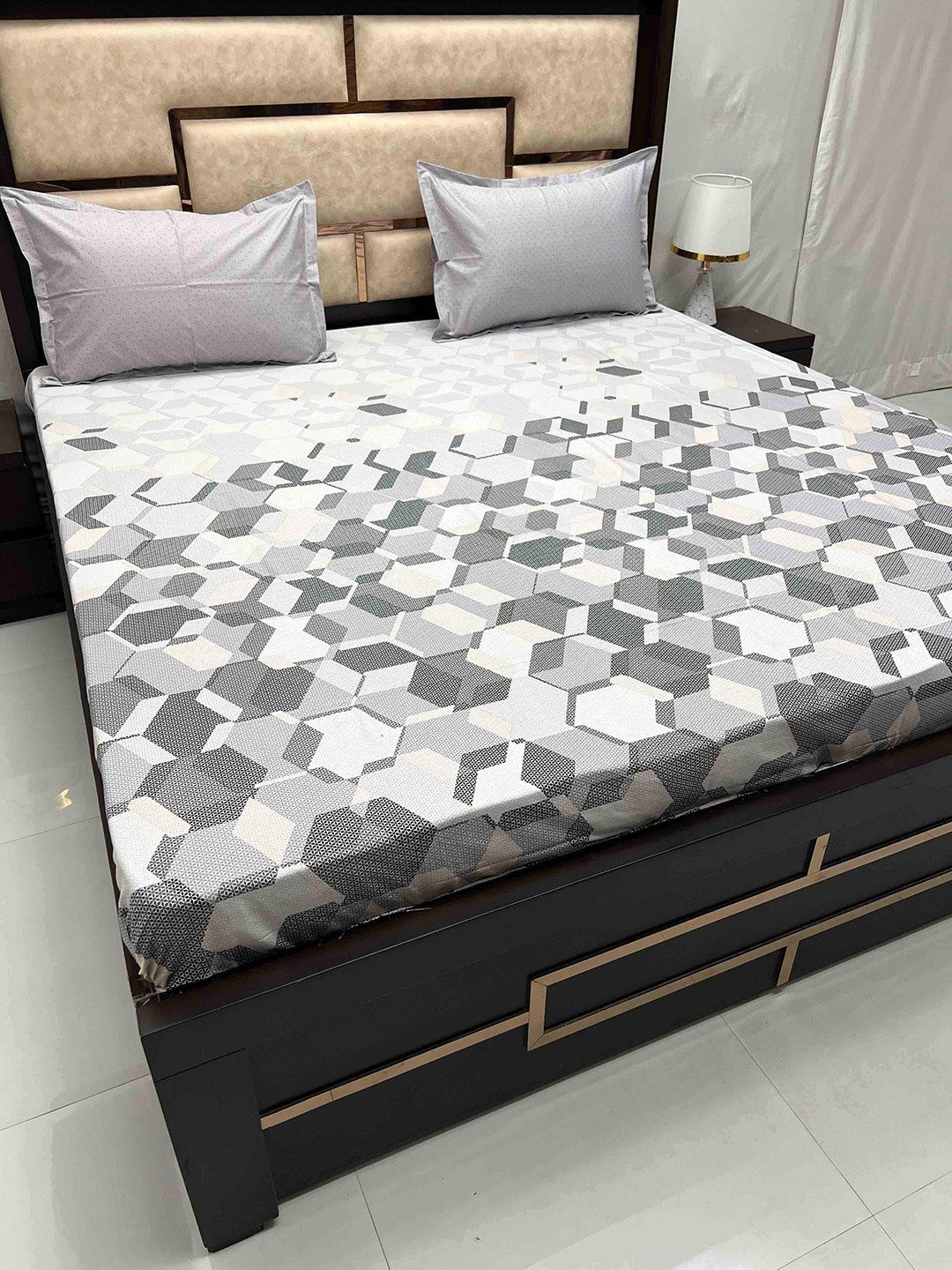 

Pure Decor Lifestyle Grey & White Geometric 380 TC Cotton King Bedsheet & 2 Pillow Covers