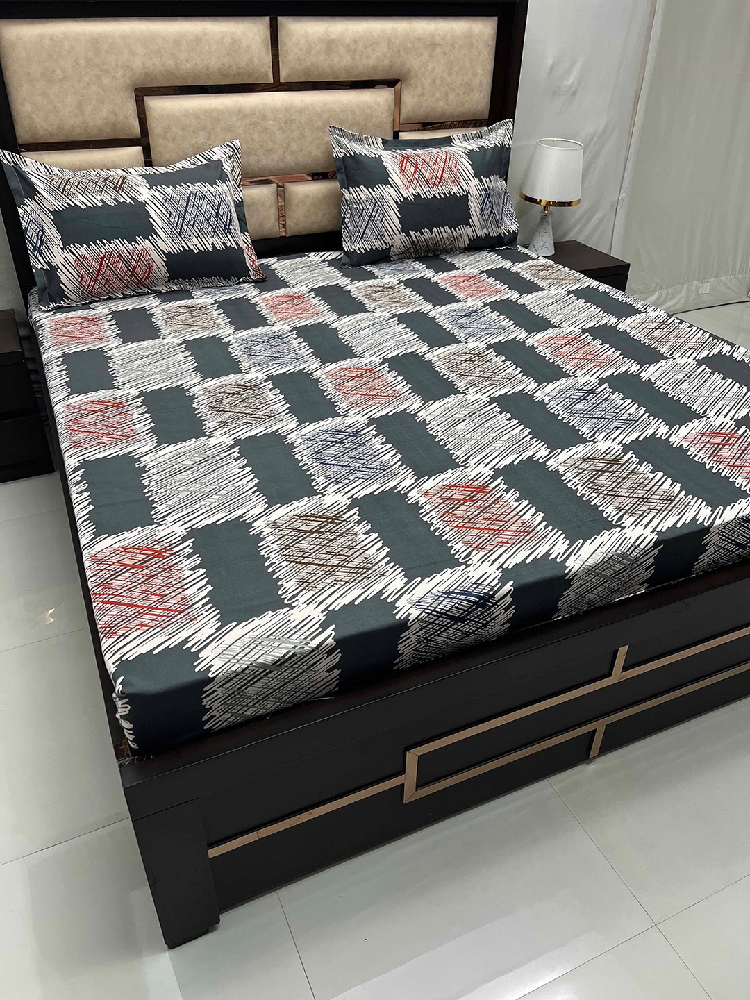 

Pure Decor Amulya Green & White Geometric 260 TC Queen Bedsheet with 2 Pillow Covers