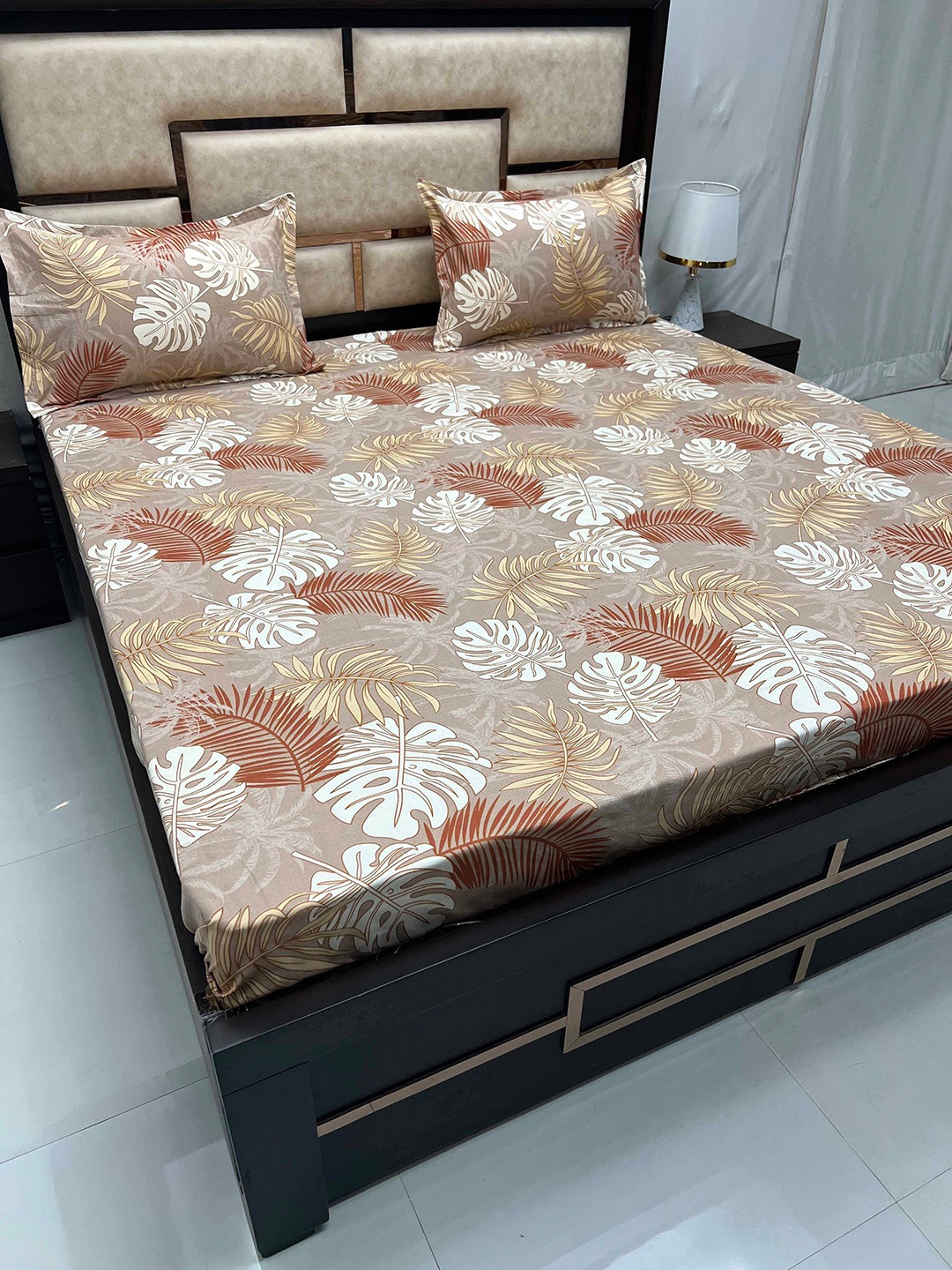 

Pure Decor Amulya Taupe & White Floral 260 TC Queen Bedsheet with 2 Pillow Covers
