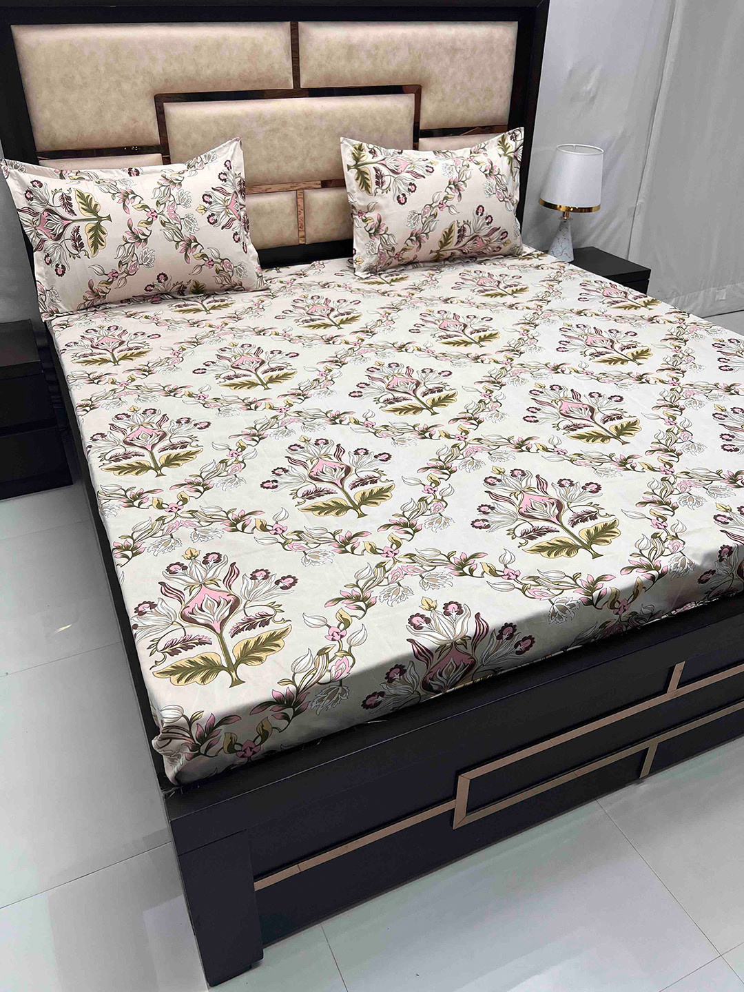

Pure Decor Amulya Cream-Coloured & Pink Floral 260 TC Queen Bedsheet with 2 Pillow Covers