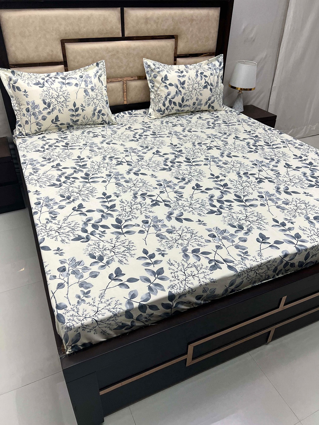 

Pure Decor Amulya White & Grey Floral 260 TC Queen Bedsheet with 2 Pillow Covers